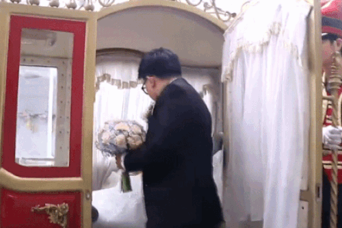 Cô dâu TP.HCM 'đứng hình' khi được rước dâu phong cách hoàng gia