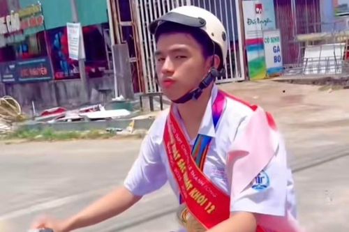 Nam sinh đeo trĩu cổ huy chương, phần thưởng sau lễ bế giảng gây sốt