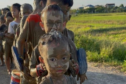 Lớp học bắt cá, tắm bùn cho 'khối nghỉ hè' gây sốt