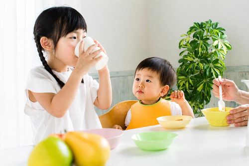 Con uống sữa nhiều nhưng vẫn thiếu chất, vì sao?