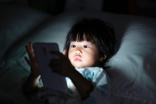 Trẻ dùng điện thoại quá nhiều sẽ có dấu hiệu này