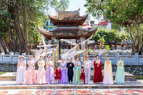 'Nét họa áo ta' – Triển lãm tôn vinh vẻ đẹp áo dài và văn hóa Việt