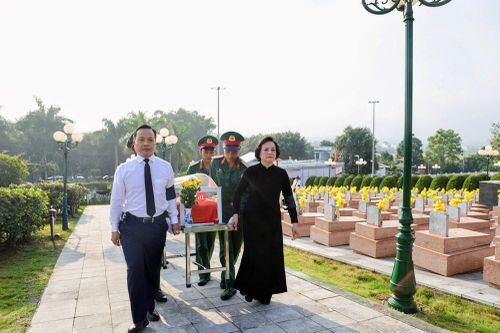 Phó Thủ tướng Phạm Thị Thanh Trà dự lễ truy điệu, an táng hài cốt 9 liệt sĩ tại Điện Biên
