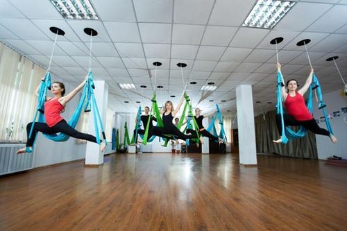 Yoga bay: 'Treo mình' để cân bằng cuộc sống