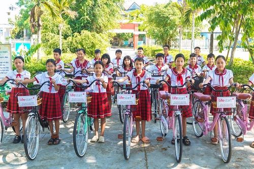 Trao tặng 50 xe đạp cho học sinh có hoàn cảnh khó khăn