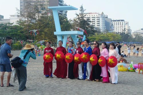 Hàng nghìn người dân và du khách đổ ra các bãi biển ở Thanh Hóa tránh nóng