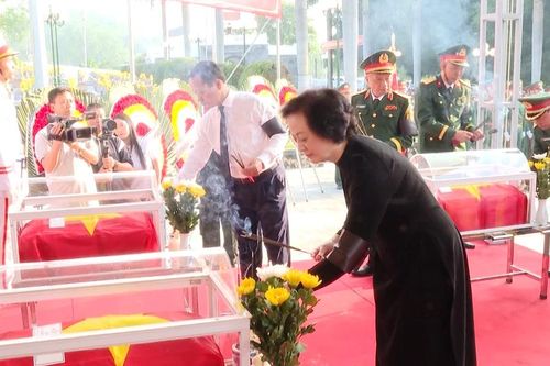 [Video] Đón 9 liệt sĩ quân tình nguyện Việt Nam hy sinh tại Lào trở về đất mẹ