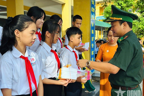 Bộ đội Biên phòng TP Huế: Trao xe đạp, quà tặng học sinh có hoàn cảnh khó khăn