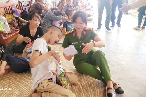 Công an xã Phú Ninh nấu mì Quảng, tặng quà cho trẻ em khuyết tật