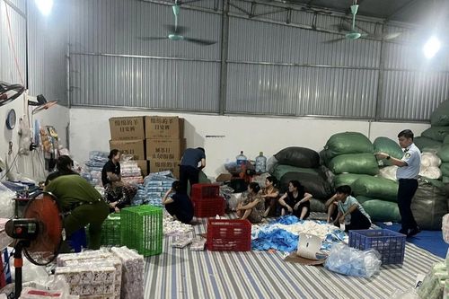 [SPOTLIGHT] Hưng Yên: Bắt nữ giám đốc sản xuất băng vệ sinh giả quy mô lớn