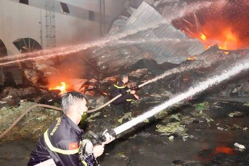 Gần 100 cảnh sát xuyên đêm chữa cháy nhà xưởng trong KCN ở Phú Thọ
