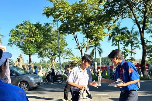 Hơn 18.000 thí sinh Huế thi vào lớp 10 dưới cái nóng gay gắt
