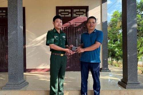 Trao trả tài sản cho người dân đánh rơi