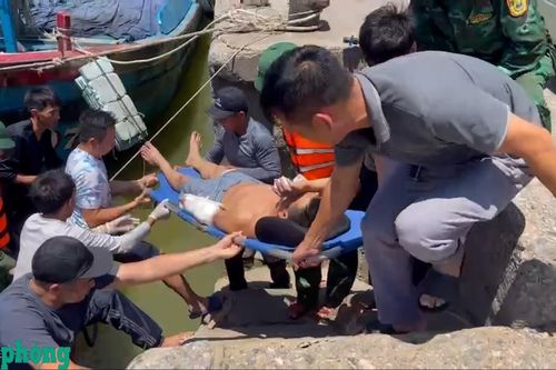 Ngư dân bị tai nạn lao động trên biển được lực lượng Bộ đội Biên phòng cứu hộ kịp thời