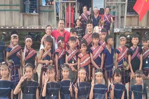 Nghệ nhân 'nhí' Bahnar biểu diễn cồng chiêng mừng Quốc tế Thiếu nhi