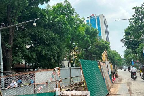Nhiều tuyến phố Hà Nội rào chắn ban đêm để nâng cấp chiếu sáng