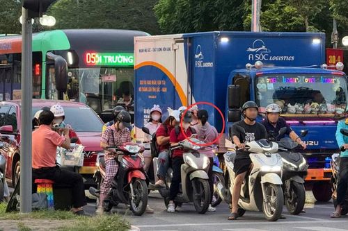 Người bán hàng tràn xuống ngã tư ở Hà Nội, nguy cơ tai nạn rình rập