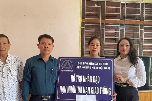Một gia đình nạn nhân tai nạn giao thông ở Hà Nội nhận hỗ trợ 45 triệu đồng
