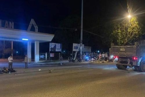 Xe ben và xe máy va chạm trước cổng cụm công nghiệp, hai người tử vong