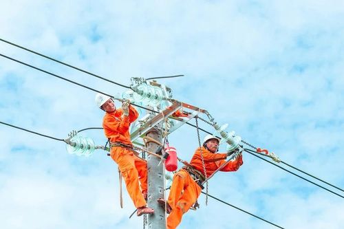 Ứng trực 24/24h xử lý sự cố điện ở 'chảo lửa' miền Trung