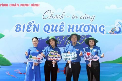 Cùng 'áo xanh' check-in biển quê hương