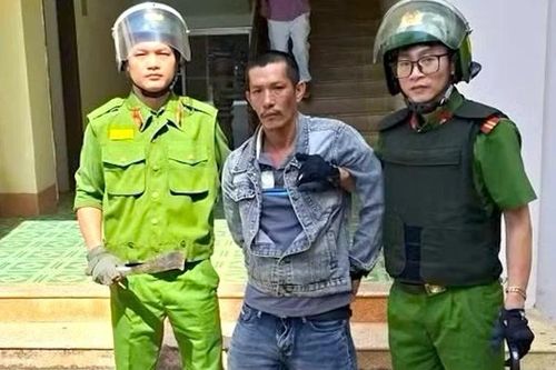 Tin mới vụ cầm dao quắm vào trường tìm giáo viên nghi 'dìm' điểm con mình