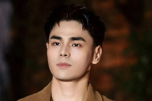 Hình thể người mẫu Ê-Đê sinh năm 2001, cao 1,8 m