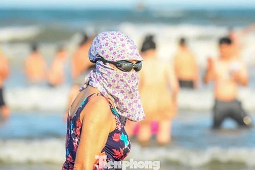 Cười xỉu cảnh trùm khăn, đội nón kín mít đi... tắm biển