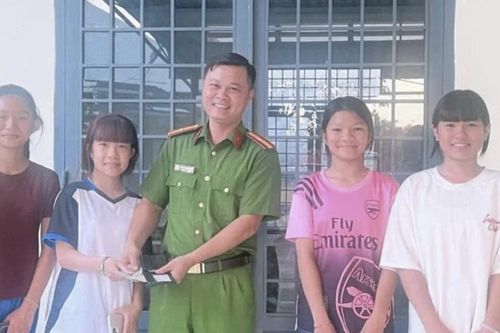 4 nữ sinh THCS ở Đồng Nai trả lại tiền cho người đánh rơi