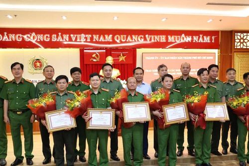 TPHCM khen thưởng lực lượng phá án, bắt 2 sát thủ người nước ngoài