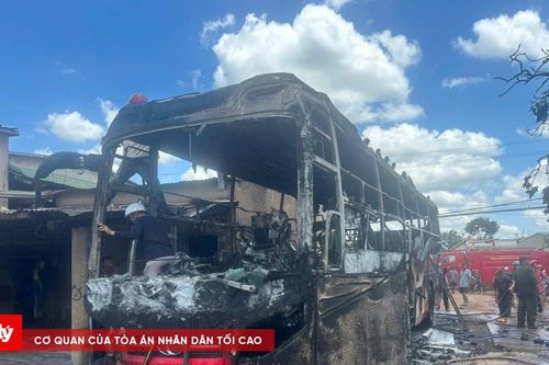 Xe khách cháy rụi khi đang sửa chữa tại gara