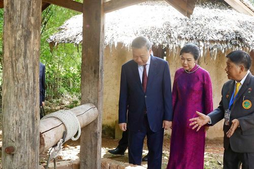 Tổng Bí thư, Chủ tịch nước dâng hương tưởng niệm Bác Hồ tại Thái Lan
