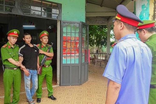 Thi hành Lệnh bắt bị can để tạm giam trong vụ án 'Gây rối trật tự công cộng'
