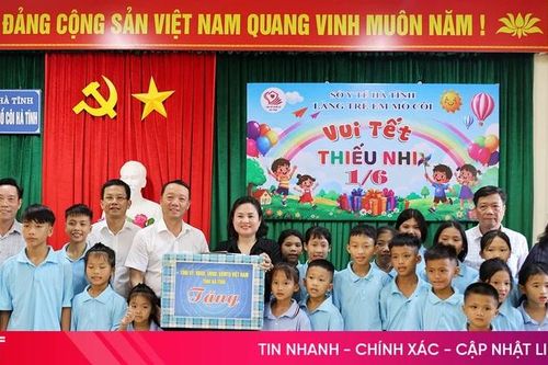 Chủ tịch UBND tỉnh tặng quà cho trẻ em nhân Ngày Quốc tế thiếu nhi