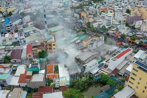 Nhanh chóng dập tắt đám cháy gần cơ sở giáo dục, kho hàng ở Cần Thơ