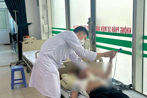 Đi giao hàng giữa trưa nắng, shipper bị say nắng, ngã, chấn thương nặng