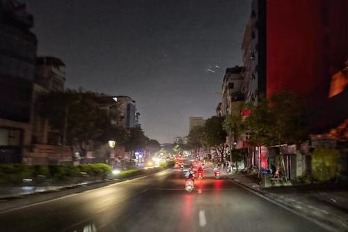 Nhiều nơi mất điện giữa đêm, người dân thức trắng giữa 'chảo lửa': EVN Hà Nội lên tiếng