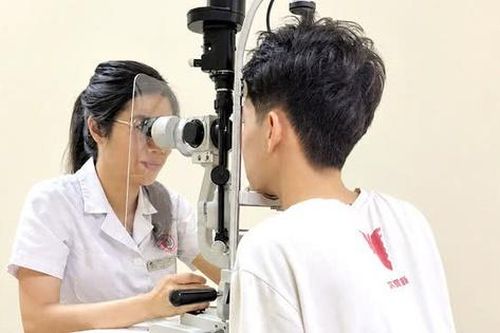 Bị quả bóng đập vào mắt, thiếu niên 15 tuổi nhập viện cấp cứu