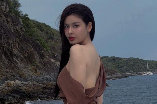 'Mẹ một con' Trương Quỳnh Anh e ấp diện váy xẻ tà gợi cảm tột độ