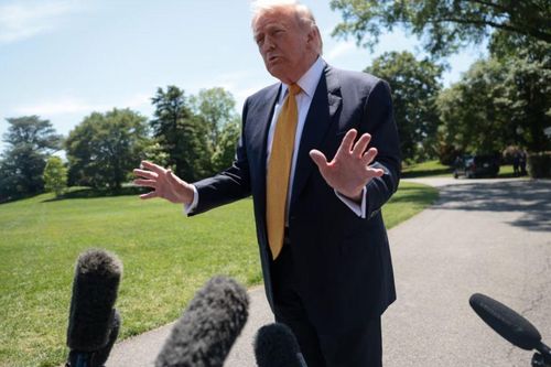 Chính quyền Trump đề xuất toàn bộ nhân viên liên bang ký thỏa thuận bảo mật (NDA)