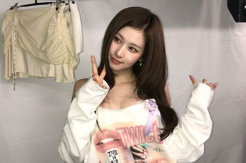 Vẻ ngoài 'đốn tim' của Sana (TWICE)