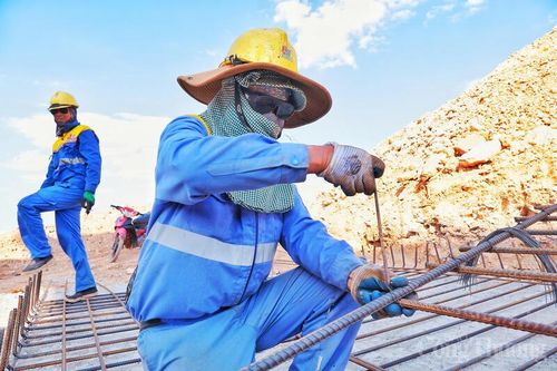 Oằn mình 'cõng nắng' trên đại công trường 40 độ C