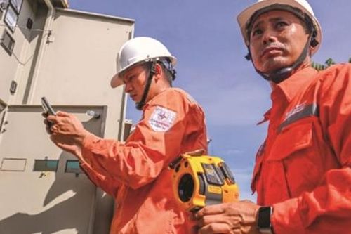 Không thể ném đá giấu tay khi ngành điện đang gồng mình