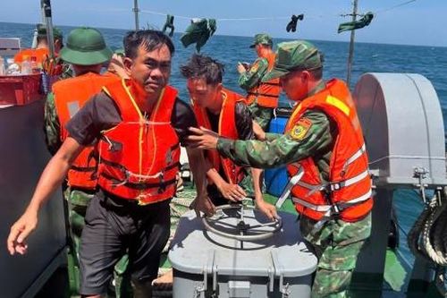 Hải Phòng: Cứu thành công 11 người bị nạn trên vùng biển Bạch Long Vĩ