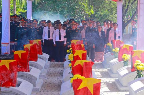Các anh về trong vòng tay của đất mẹ thương yêu