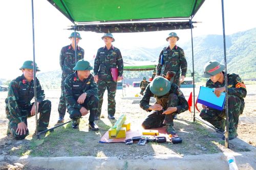 Trung đoàn 762 kiểm tra '3 tiếng nổ' cho chiến sĩ mới