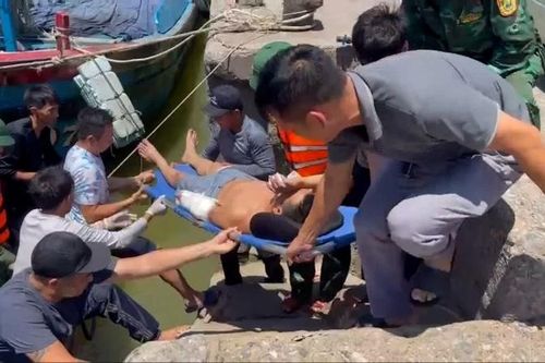 Lực lượng Biên phòng kịp thời cứu hộ ngư dân bị tai nạn lao động trên biển