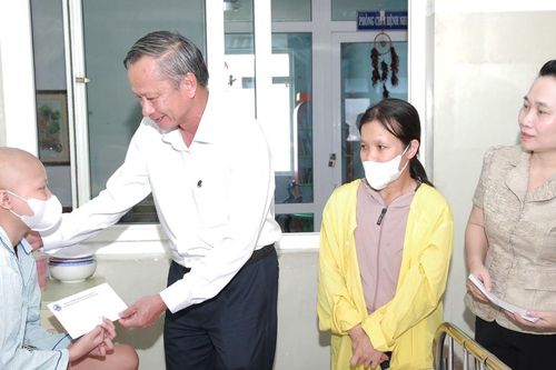 Lãnh đạo thành phố Đà Nẵng thăm, tặng quà thiếu nhi có hoàn cảnh khó khăn