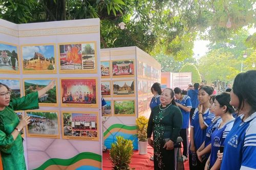 Khai mạc triển lãm 'Sắc màu văn hóa Gia Lai và An Giang'