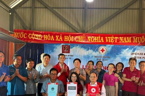 Hội Chữ thập đỏ tỉnh Gia Lai kết nghĩa với làng Kleo Ktu